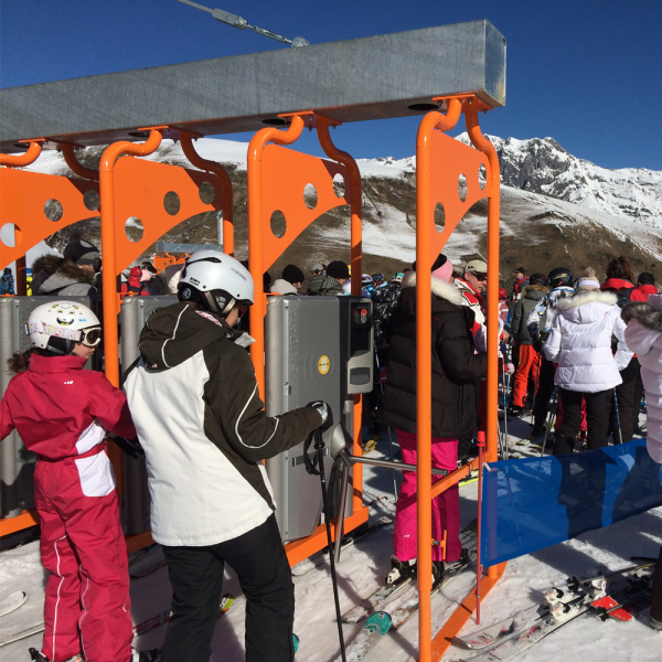 Portique de contrôle d&rsquo;accès pivotant et relevant