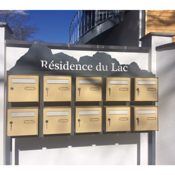 Support boîtes à lettres métal découpé